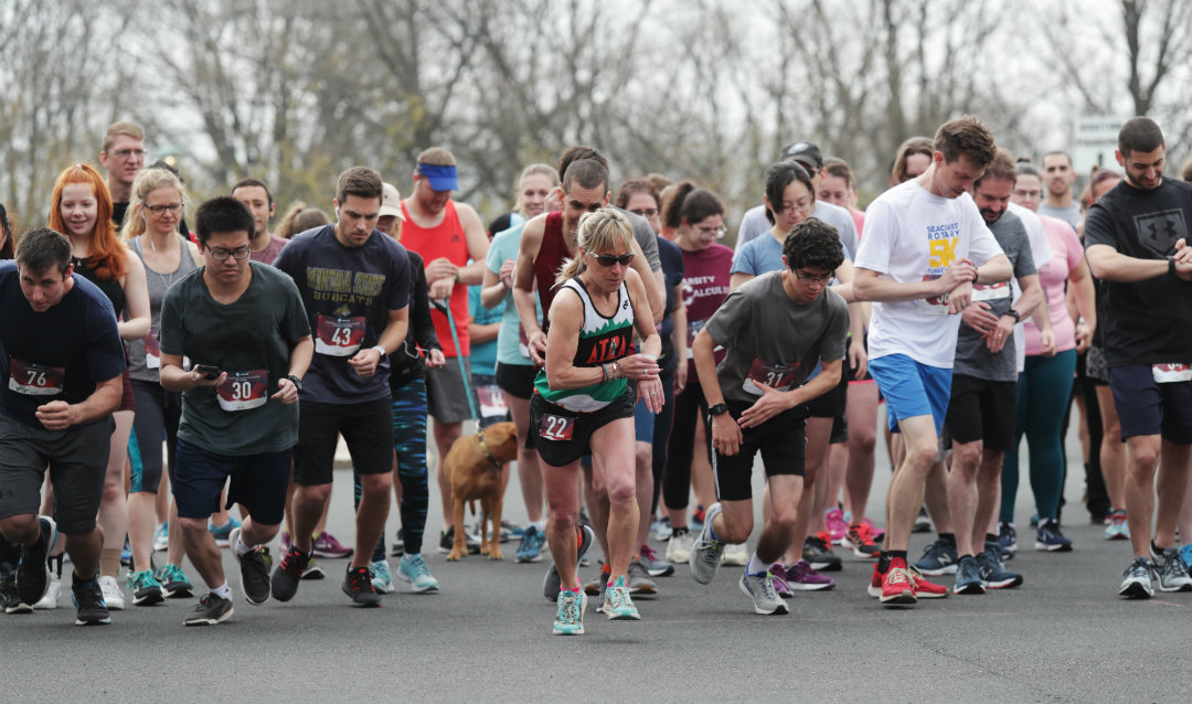 Runners at start of Lehigh Graduate Student 5K