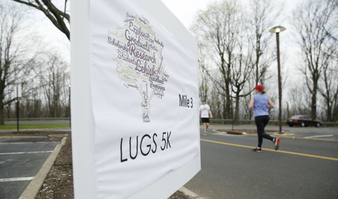 sign for Lehigh graduate student 5K