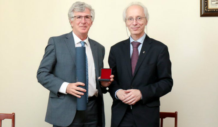 Lehigh President John D. Simon receives a silver Plus ratio quam vis medal