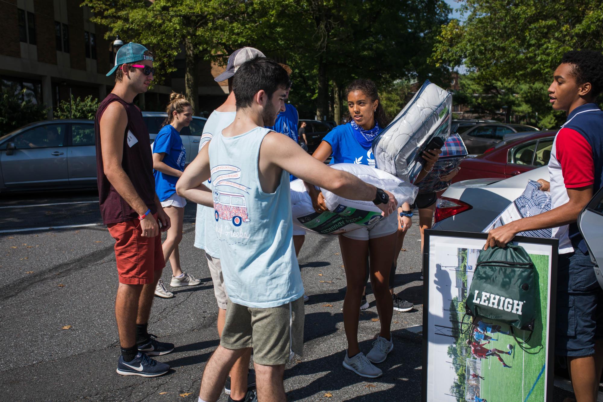 MOOV volunteers help the Class of 2023 transport their belongings on Move-In Day