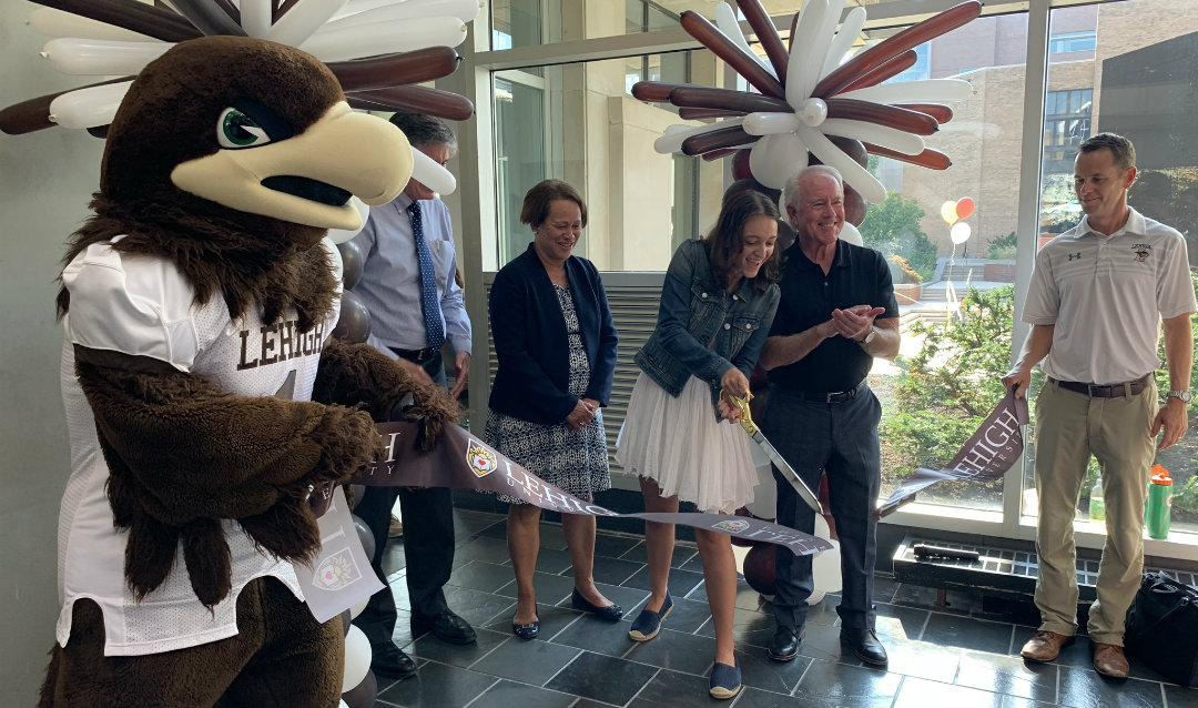 Julia Pardee ’21 cuts the ceremonial ribbon at the Cafe at FML grand opening.