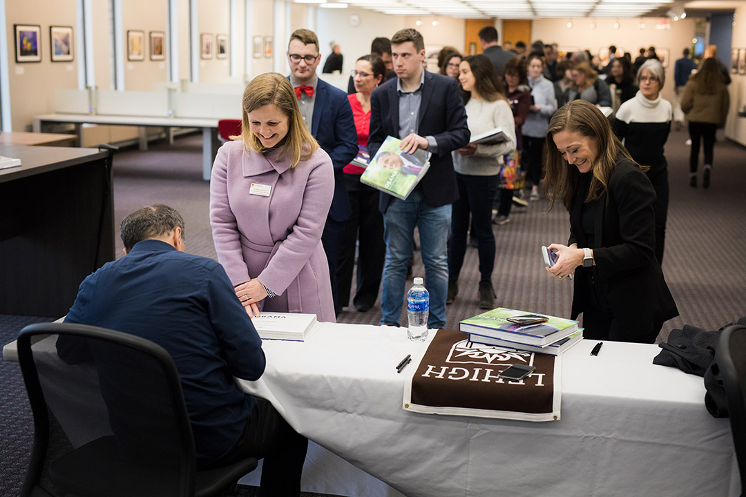 Pete Souza signing books