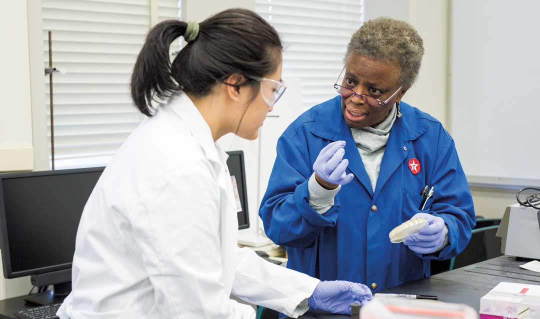 Professor Vassie Ware works with a student in SEA-PHAGES lab