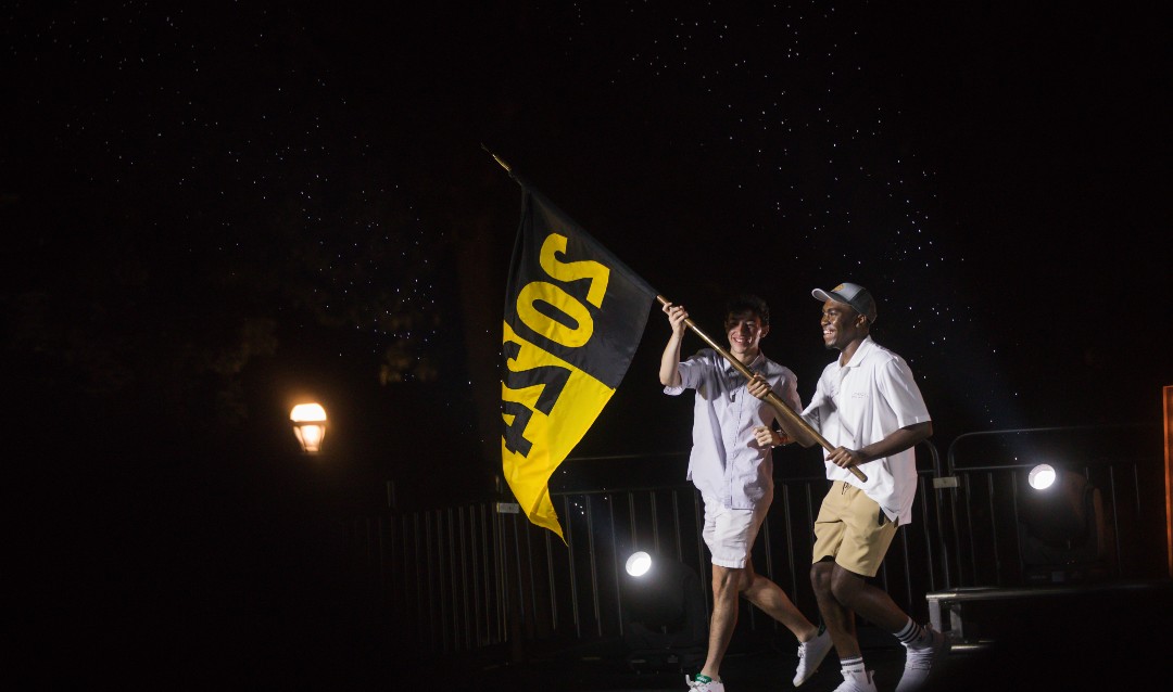 Class of 2024 accepts class flag