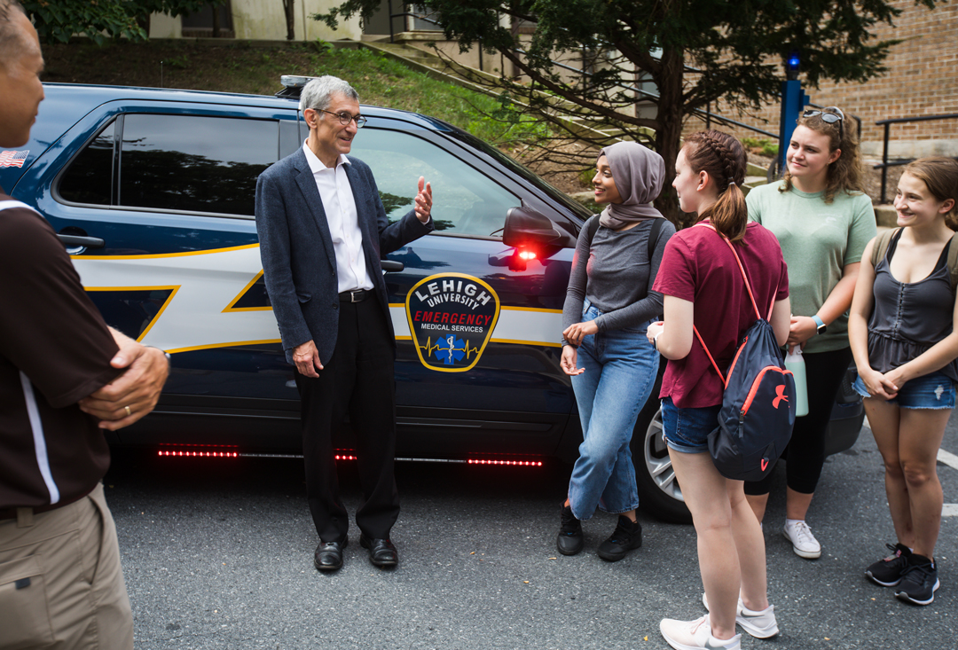 Lehigh President Joseph J. Helble '82 meets student EMT club