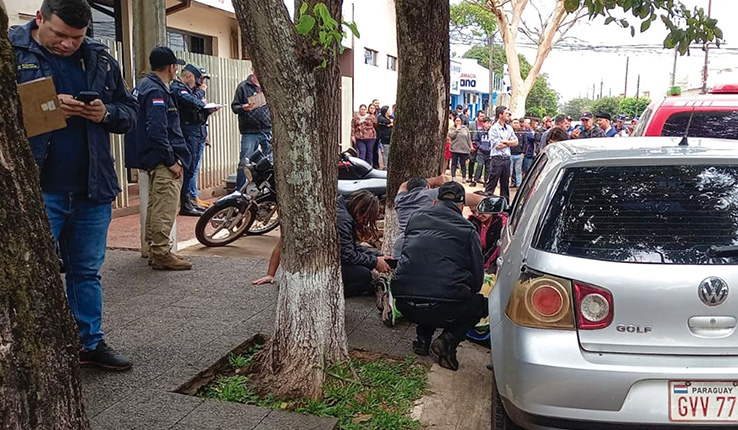 members of Paraguayan police tend to a journalist killed in 2022 in Pedro Juan Caballero.