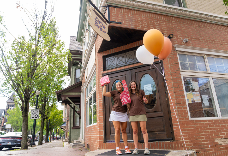 Students outside of Deja Brew