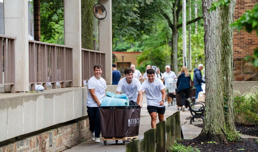 MOOV volunteers helping new students move in