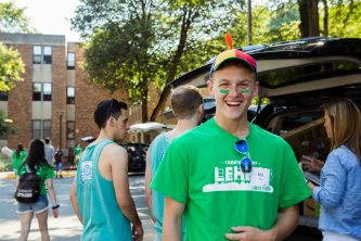 Lehigh_University_move-in_volunteer_