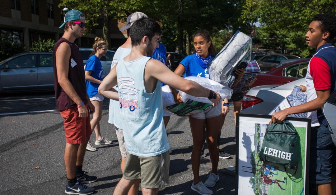 MOOV volunteers help the Class of 2023 transport their belongings on Move-In Day