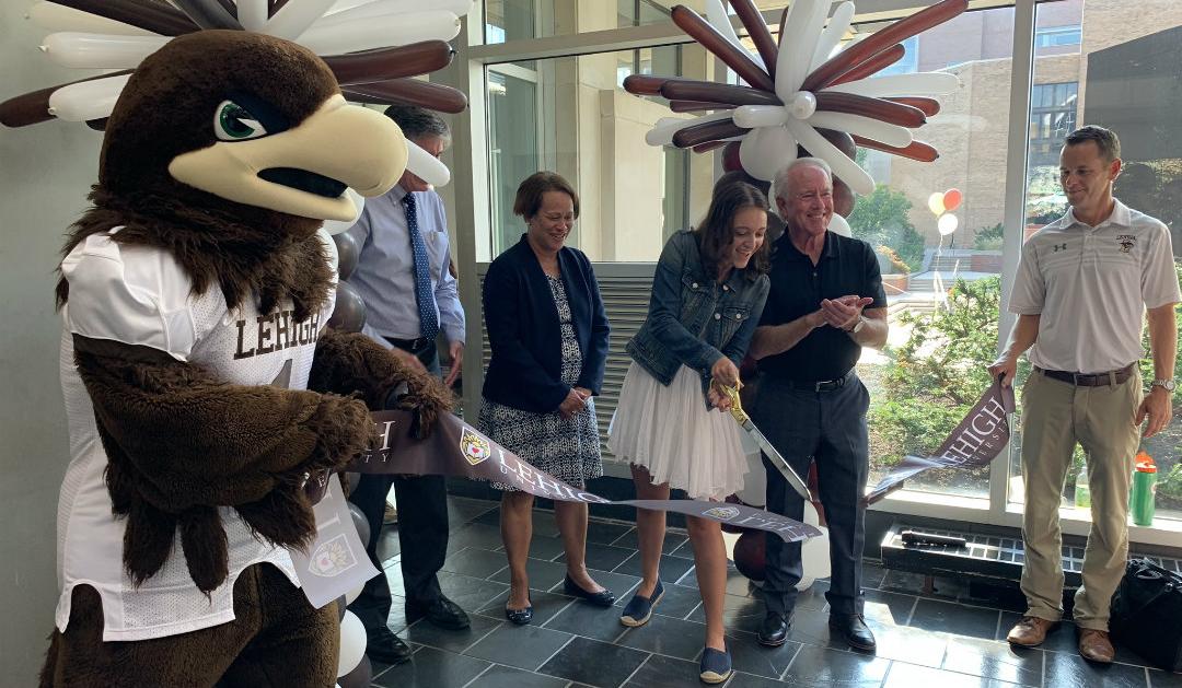 Julia Pardee ’21 cuts the ceremonial ribbon at the Cafe at FML grand opening.