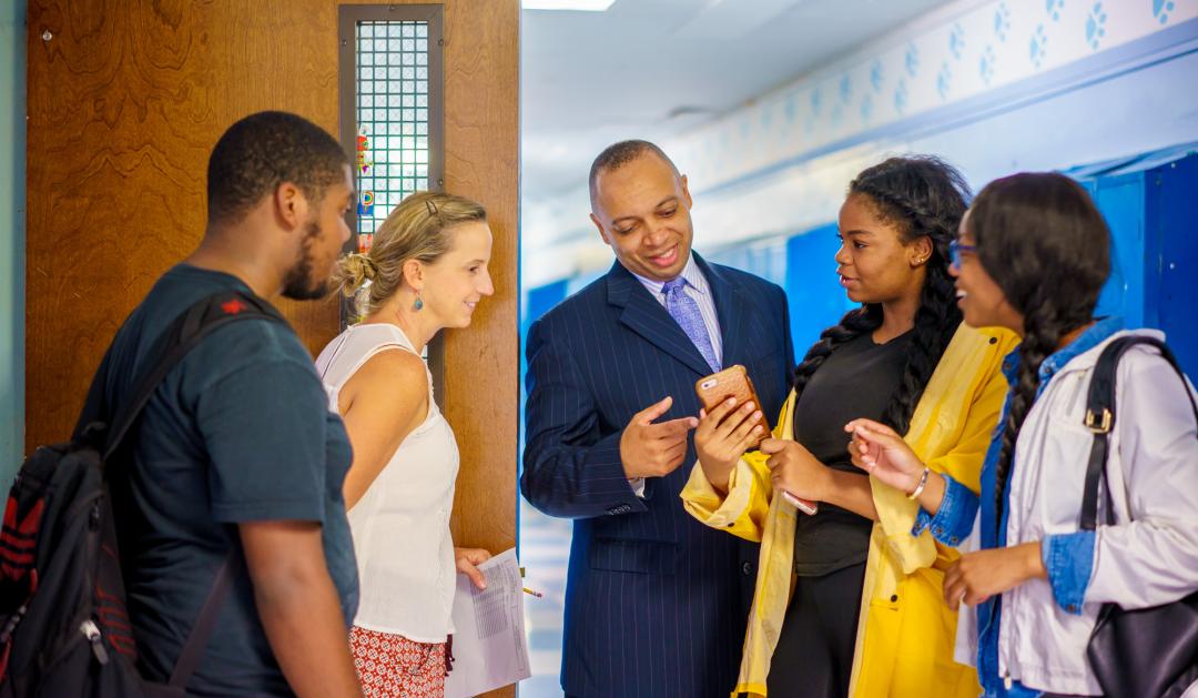 Richard Gordon in center