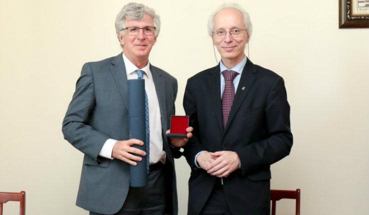 Lehigh President John D. Simon receives a silver Plus ratio quam vis medal